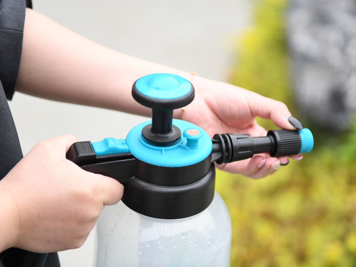 Handheld sprayers